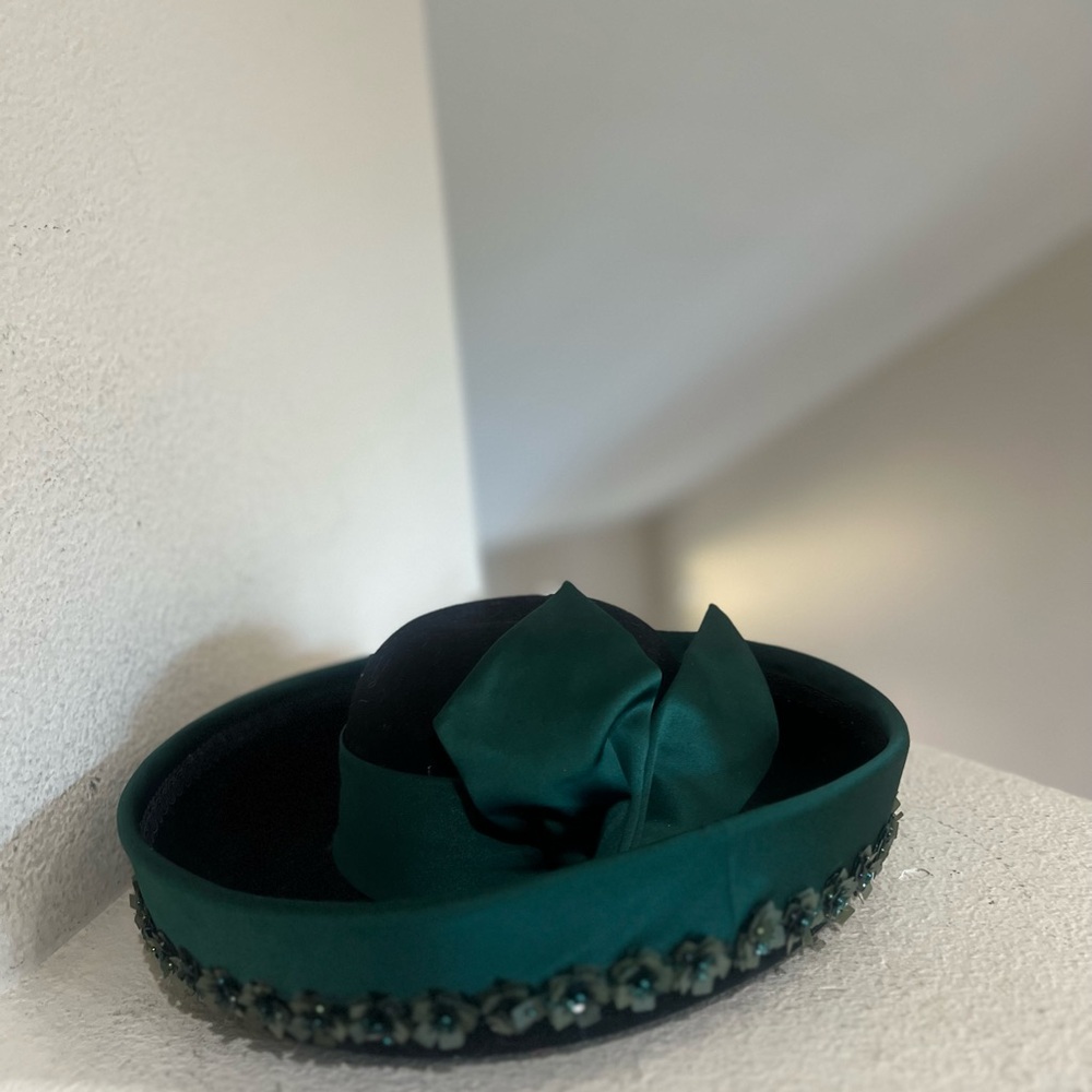 WHITTALL & SHON Vintage HAT Green 100% Wool Felt CHURCH DERBY Rhinestone Beaded - Picture 3 of 12